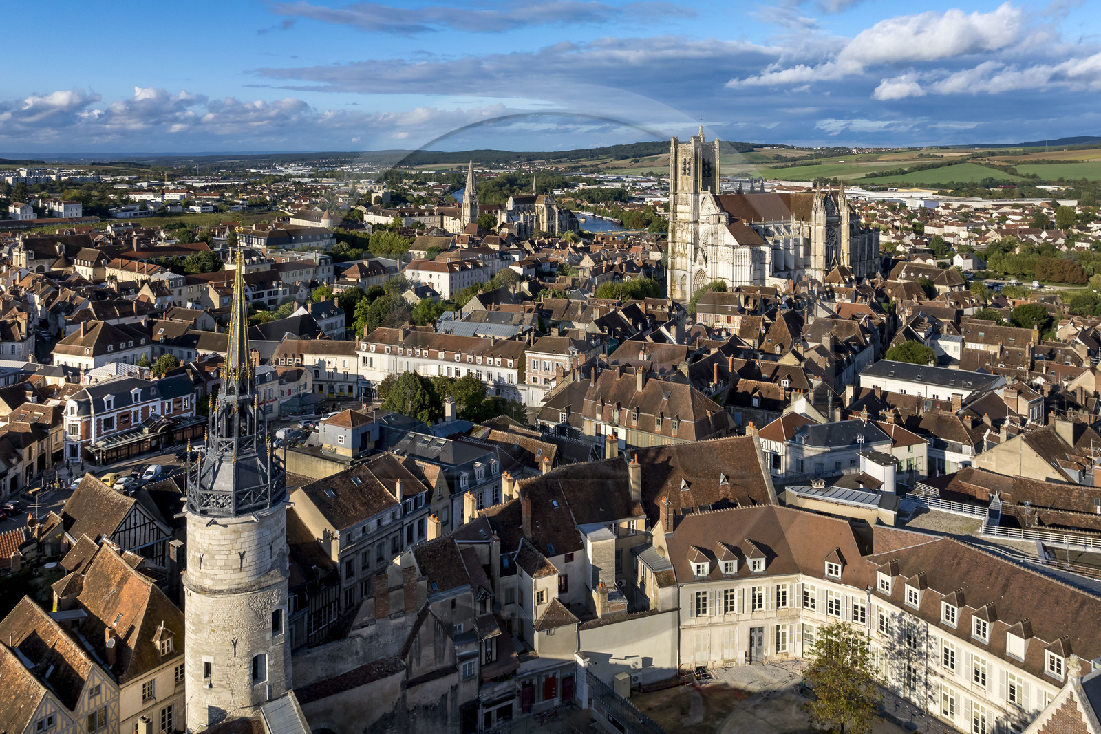 France, Yonne (89), Auxerre, la tour de l'Horloge du XVe siècle place du Maréchal Leclerc, la cathédrale Saint-Etienne et l'abbaye Saint-Germain en arrière plan en bordure de l’Yonne (vue aérienne)