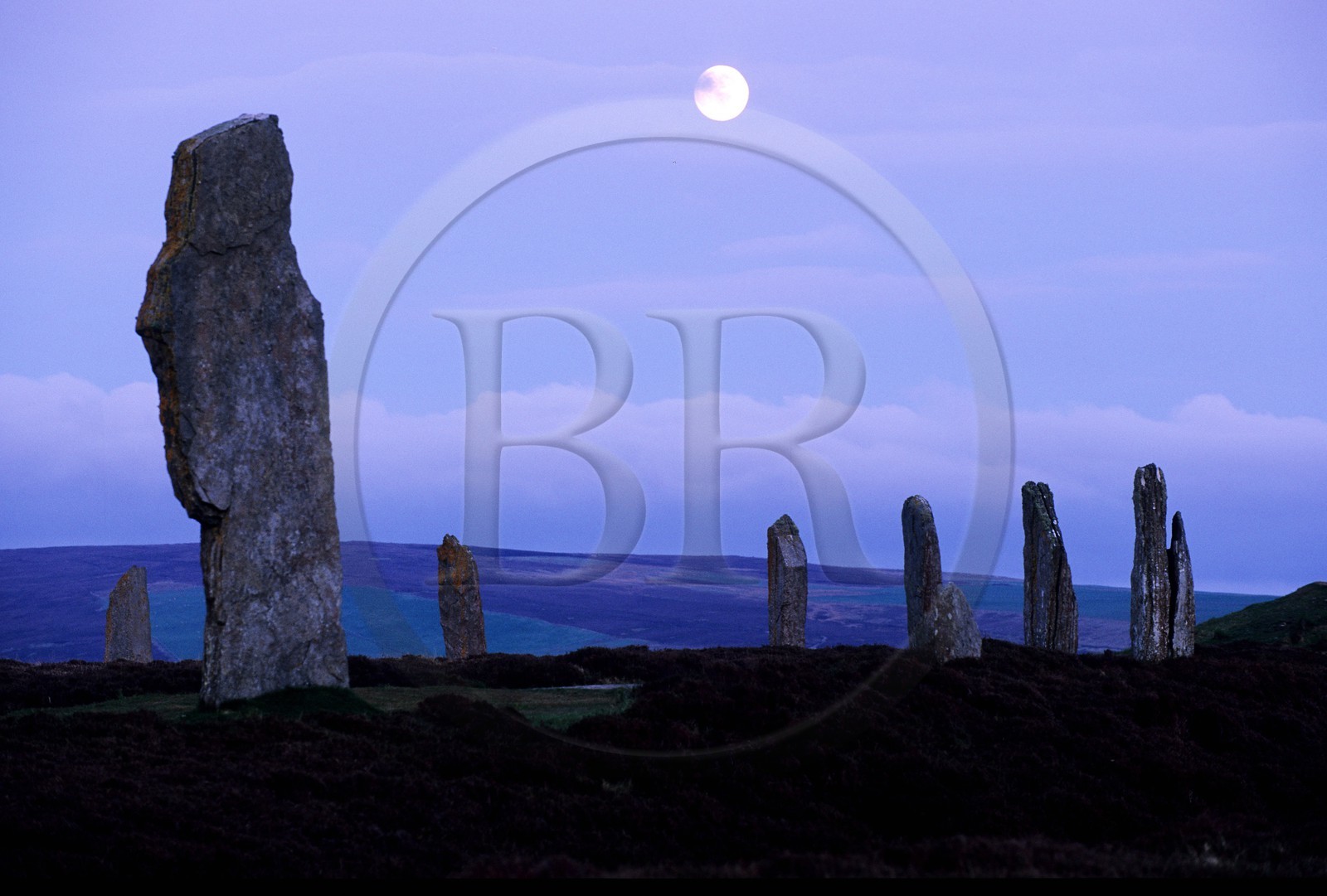 Royaume-Uni, Ecosse, Iles Orcades, Mainland, au bord du Loch of Stenness, pierres levées du Ring of Brogar, classées Patrimoine Mondial de l' UNESCO