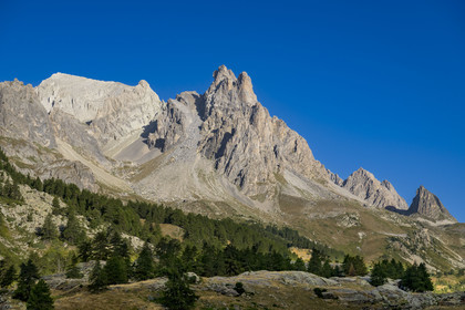 France, Hautes Alpes (05), le Briançonnais, Névache, vallée de la Clarée, le massif des Cerces et les pointes de la Main de Crépin (2942m) en arrière-plan