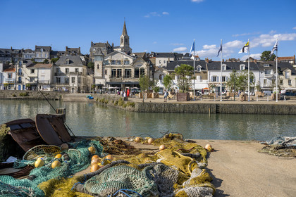 France, Loire-Atlantique (44), Pornic, les quais du port et l'église Saint-Gilles en arrière plan