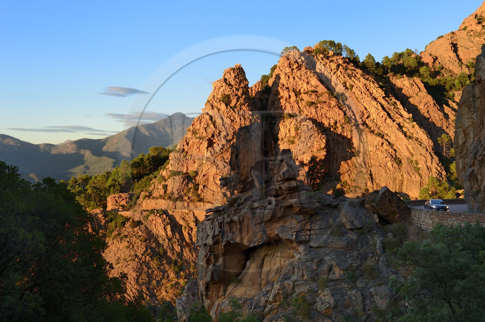 France, Corse-du-Sud (2A), Golfe de Porto, classé Patrimoine Mondial de l'UNESCO, calanches de Piana aux rochers de granit rose et la route D81 entre Porto et Cargèse