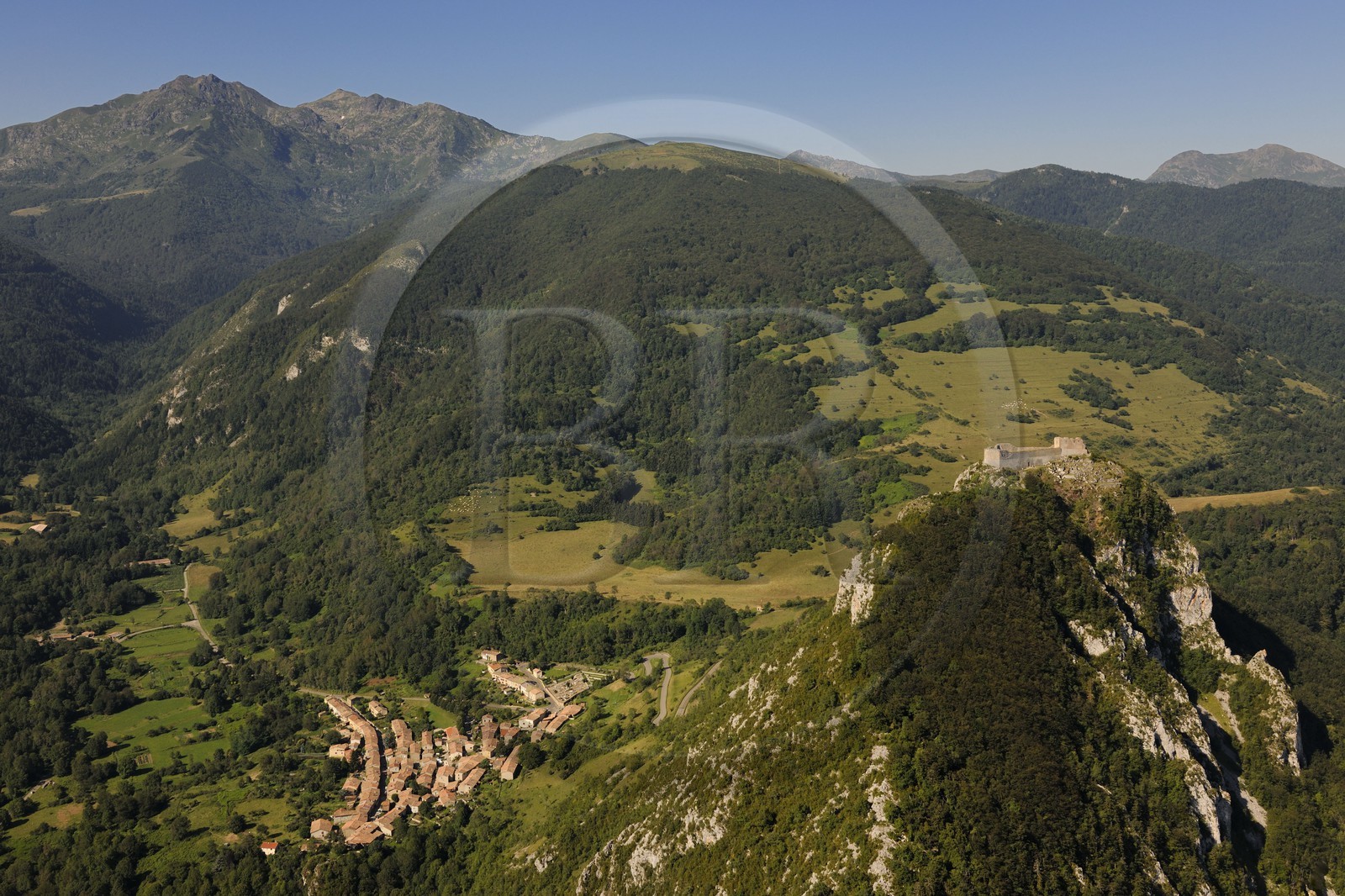 France, Ariège (09), Pays d' Olmes, château cathare de Montségur perché sur un pog et les Pyrénées