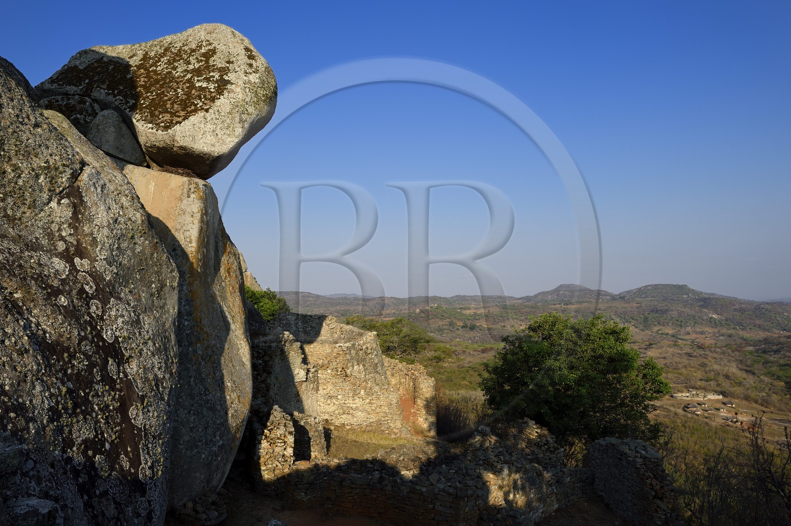 Zimbabwe, province de Masvingo, les ruines du site archéologique du Grand Zimbabwe, classé Patrimoine Mondial de l'UNESCO, Xème au XVème siècle, l'enclos oriental des Ruines de la colline (Hill Complex) et les Ruines de la vallée (Valley Complex) en arrière-plan