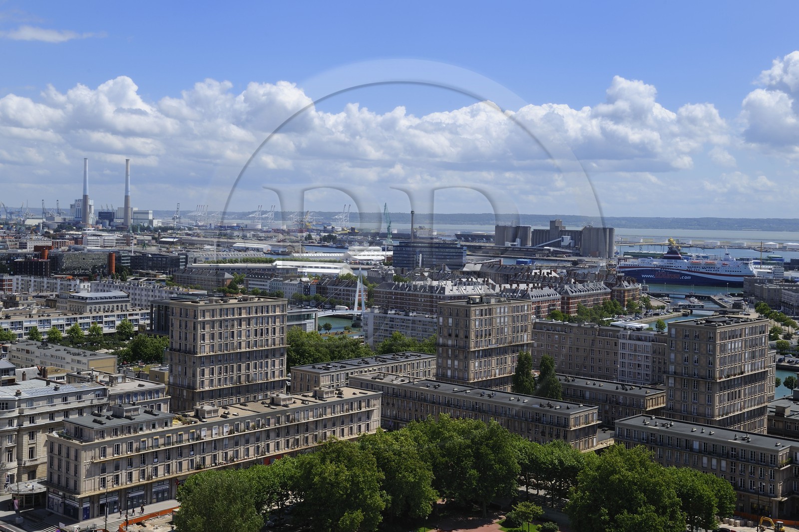 France, Seine-Maritime (76), Le Havre, Centre-ville reconstruit du Havre par Auguste Perret classé Patrimoine Mondial de l'UNESCO, immeubles Perret autours des jardins de l'Hotel de Ville et le port en arrière plan