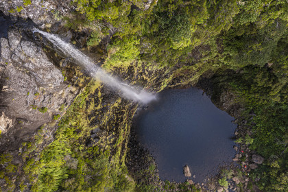 Portugal, Ile de Madère, randonnée dans La forêt de Rabaçal par la levada do Alecrim, cascade de Lagoa do Vento de 80 mètres de haut (vue aérienne)