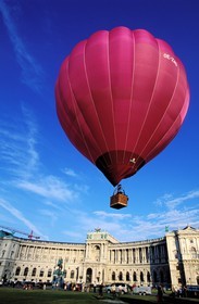 Austria, Vienna, Helden Platz (Heroes square), take off of a hot air balloon in front of Hofburg Imperial Palace