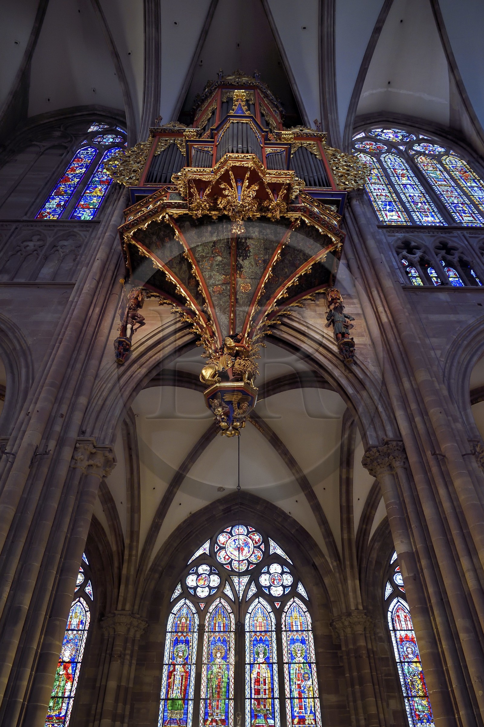 France, Bas-Rhin (67), Strasbourg, vieille ville classée au Patrimoine Mondial de l'UNESCO, la cathédrale Notre-Dame, le grand orgue qui domine la nef, l'automate appelé le Rohraffe (aussi Bretzelmann) à droite sous le grand orgue, de là les fidèles et le clergé se faisait insulter lors des offices des fêtes de la Pentecote, sur la gauche un héraut porte à sa bouche une trompette avec l’aide de cables tirés par l’organiste