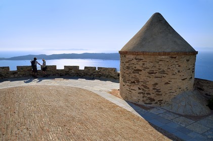 France, Var (83), Iles d'Hyères, parc national de Port Cros, Ile de Port-Cros, le Fort de l'Estissac surplombe la rade de Port Cros et l'Ile de Bagaud qui est une réserve intégrale en arrière plan