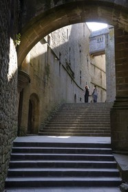 France, Manche (50), l'abbaye du Mont-Saint-Michel, classé Patrimoine Mondial de l'UNESCO, l'escalier abbatial et les logis abbatiaux à gauche