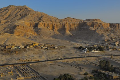 Egypte, Haute Egypte, vallée du Nil, environs de Louxor, Thèbes Ouest, nécropole thébaine, vieux village de Gournah au pied des Tombes des Nobles (vue aérienne)
