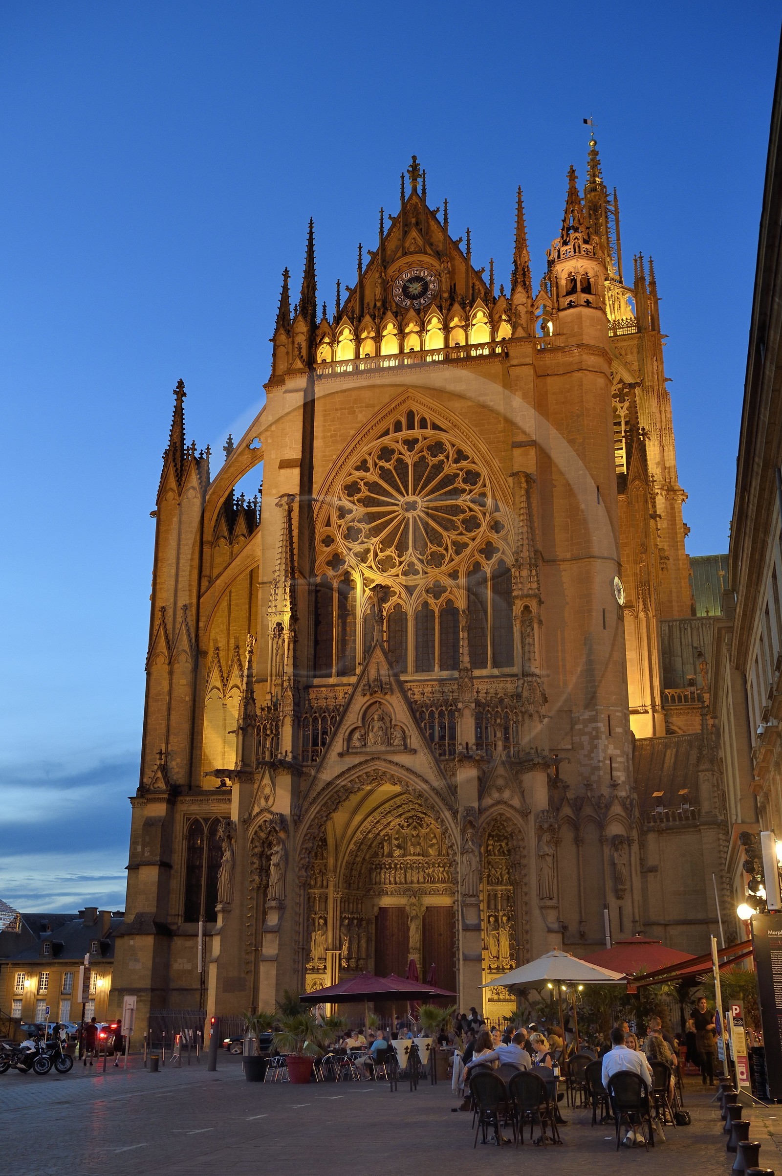 France, Moselle (57), Metz, la cathédrale Saint-Etienne en pierre de Jaumont, la facade occidentale au-dessus du portail principal dit portail de la Vierge et terrasse de Café place Jean Paul 2