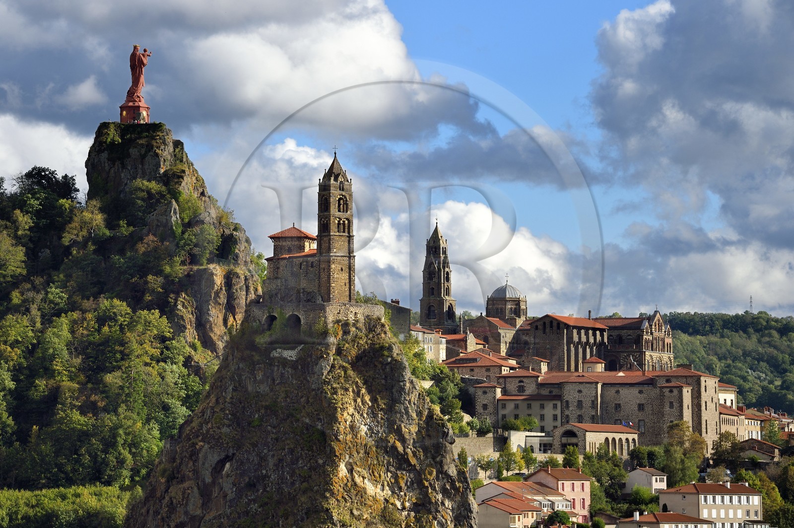 France, Haute-Loire (43), Le Puy-en-Velay, étape classée Patrimoine Mondial de l'UNESCO dans le cadre des chemins de Compostelle, vue sur la ville avec la Chapelle Saint-Michel d'Aiguilhe perchée sur un piton volcanique au premier plan, la statue Notre Dame de France (de 1860) sur le Rocher Corneille surplombant la cathédrale Notre Dame de l'Annonciation du XIIe siècle en arrière plan