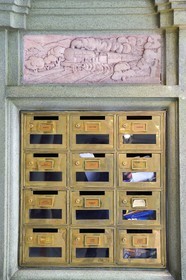 France, Alpes-Maritimes (06), Nice, quartier des Baumettes, l'immeuble Art déco Le Gloria Mansions, le grand hall d'entrée, boites aux lettres surmontées par un bas-relief représentant un train à vapeur