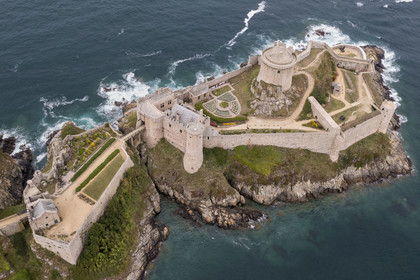 France, Côtes d'Armor (22), Grand Site de France Cap d'Erquy – Cap Fréhel, Plévenon, le Fort La Latte ou château de la Roche Goyon du XVème siècle (vue aérienne)