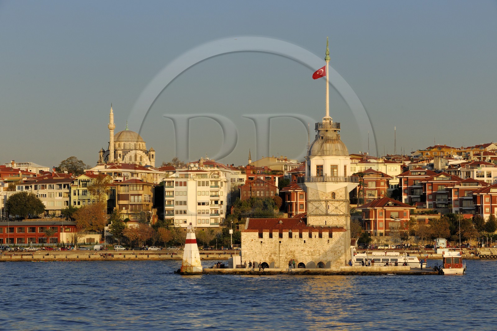 Turquie, Istanbul, détroit du Bosphore, quartier d'Uskudar, Kiz Kulesi (tour de Léandre ou Tour de la Vierge) devant la rive asiatique