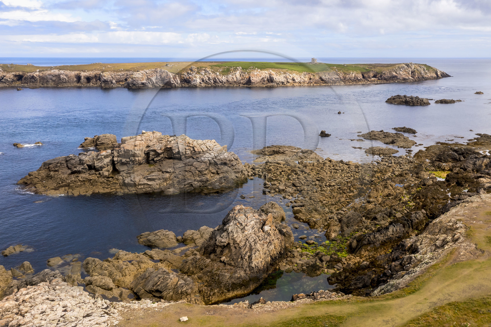 France, Finistère (29), Mer d'Iroise, Ile d'Ouessant, l’Ile Keller séparée de la cote Nord par le chenal nommé Penn ar Ru Meur où sévit un fort courant marin (vue aérienne)