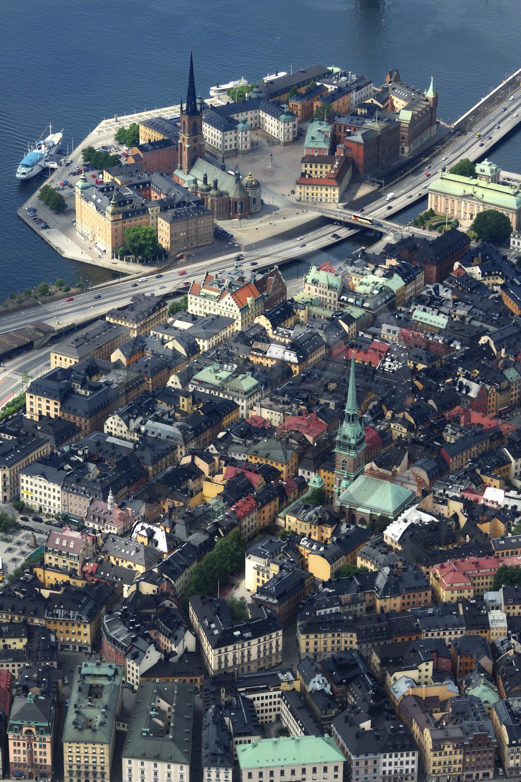 Suède, Stockholm, ile de Gamla Stan (vieille ville) et l'Ile des Chevaliers (Riddarholmen) en arrière plan (vue aérienne)