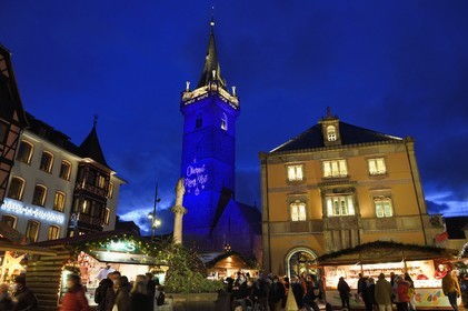 France, Bas-Rhin (67), Obernai, marché de Noel sur la place du marché, Tour de la chapelle (Kappelturm) achevée au XVIe siècle, fait office de beffroi à côté de l'hôtel de ville