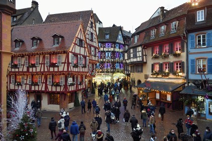 France, Haut-Rhin (68), Colmar, maisons à pans de bois à l'angle de la rue des Marchands et Grand Rue avec des décorations de Noël