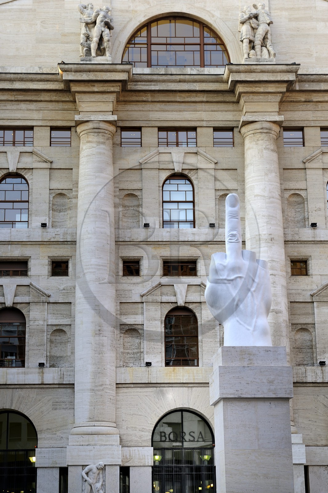 Italie, Lombardie, Milan, un doigt d’honneur dressé face à la Bourse de Milan oeuvre du sculpteur Maurizio Cattelan