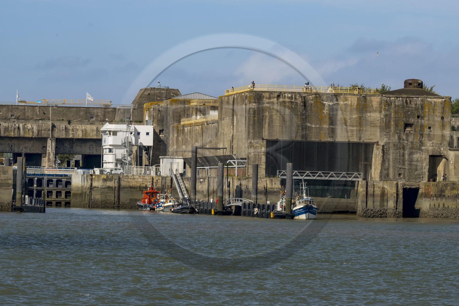 France, Loire-Atlantique (44), Saint-Nazaire, les anciennes bases sous-marines allemandes construites lors de la dernière guerre mondiale bordent le bassin à flot du port de Saint-Nazaire, l'écluse Est et l'écluse bunker