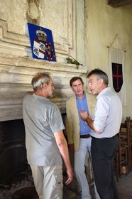 France, Allier (03), ancienne province du Bourbonnais, Besson, chateau de Fourchaud (XIVe siècle au XVIe siècle) appartenant aujourd'hui aux descendants des Bourbon-Parme, le Prince Charles Henri de Lobkowicz en compagnie de volontaires de l'association de sauvegarde du chateau