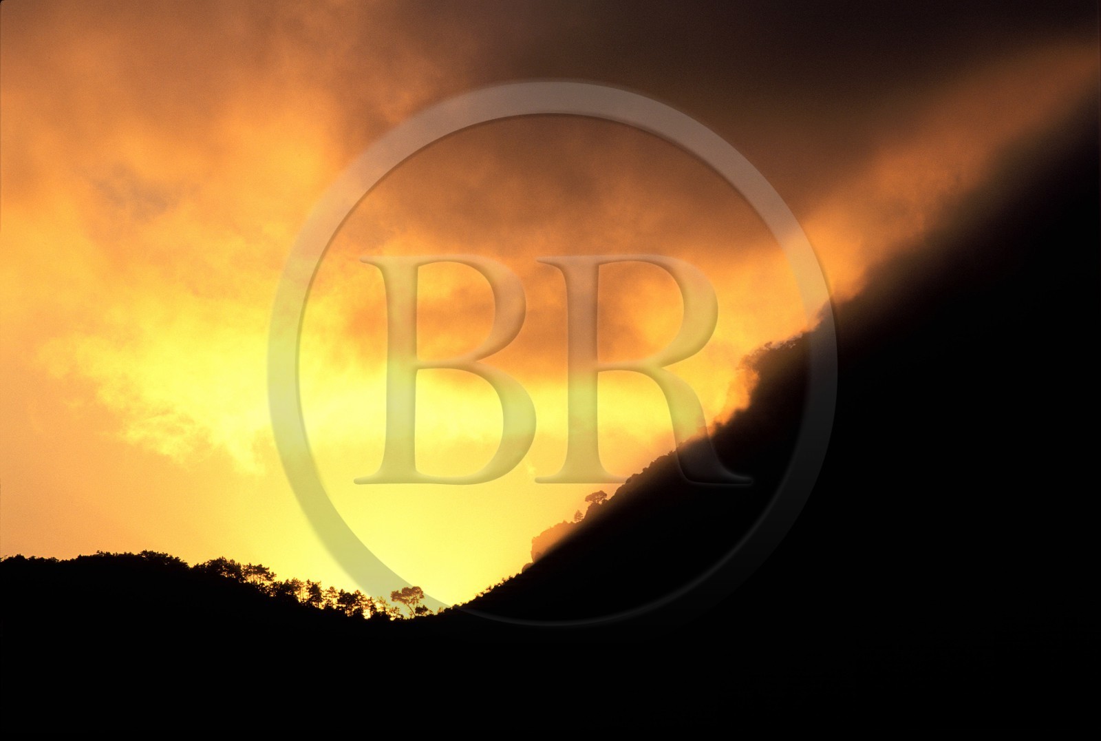 France, Alpes-Maritimes (06), coucher de soleil enflammant la montagne derrière le village de Gilette France, Alpes-Maritimes (06), coucher de soleil enflammant la montagne derrière le village de Gilette