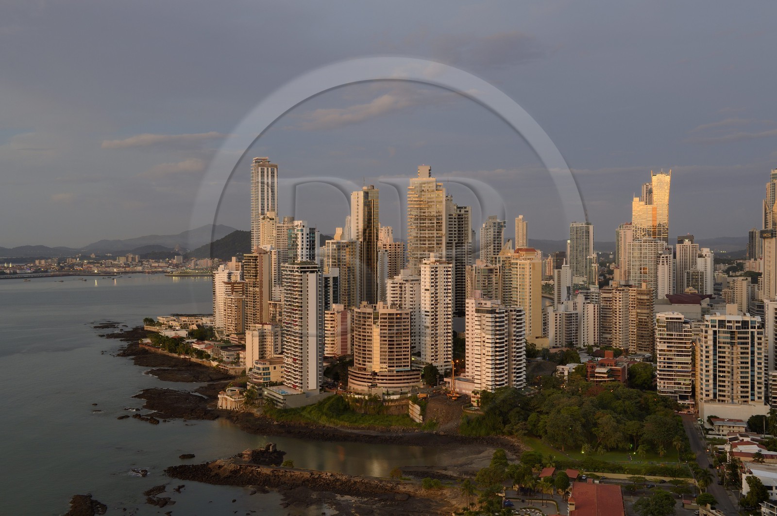 Panama, Panama City, les gratte-ciels du quartier de front de mer de Punta Paitillia au lever de soleil