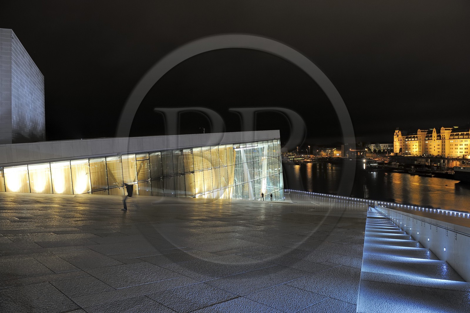 Norvège, Oslo, le nouvel opéra dessiné par les architectes de Snohetta, dans le quartier des docks de Bjorvika Norvège, Oslo, le nouvel opéra dessiné par les architectes de Snohetta, dans le quartier des docks de Bjorvika