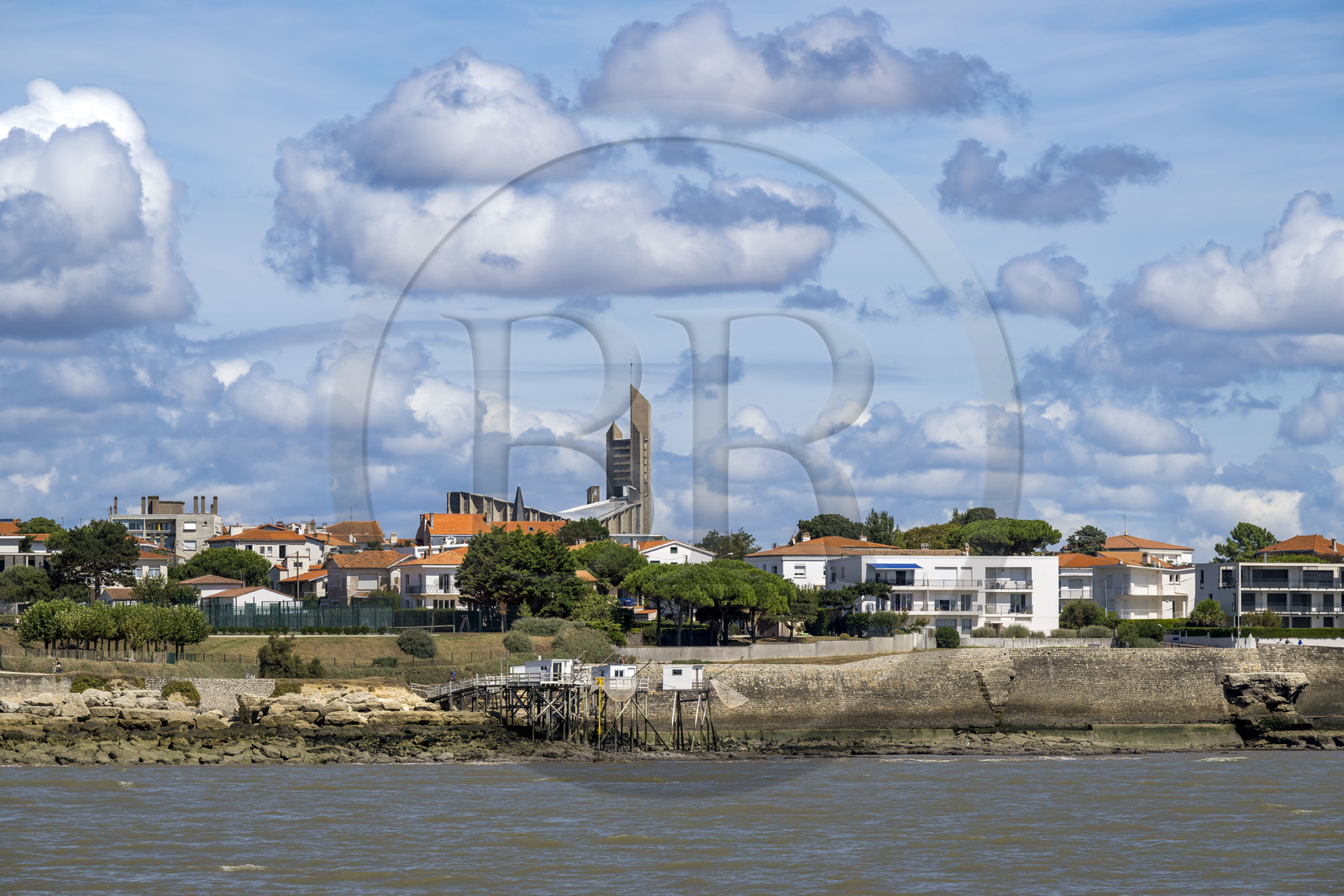 France, Charente-Maritime (17), Royan, église Notre-Dame de Royan construite de 1955 à 1958 par l'architecte Guillaume Gillet et les cabanes de pêche traditionnelle au carrelet à la Conche du Chay
