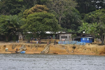 Gabon, Province du Moyen-Ogooué, région de Lambaréné, maisons de pecheurs en bordure du fleuve Ogooué