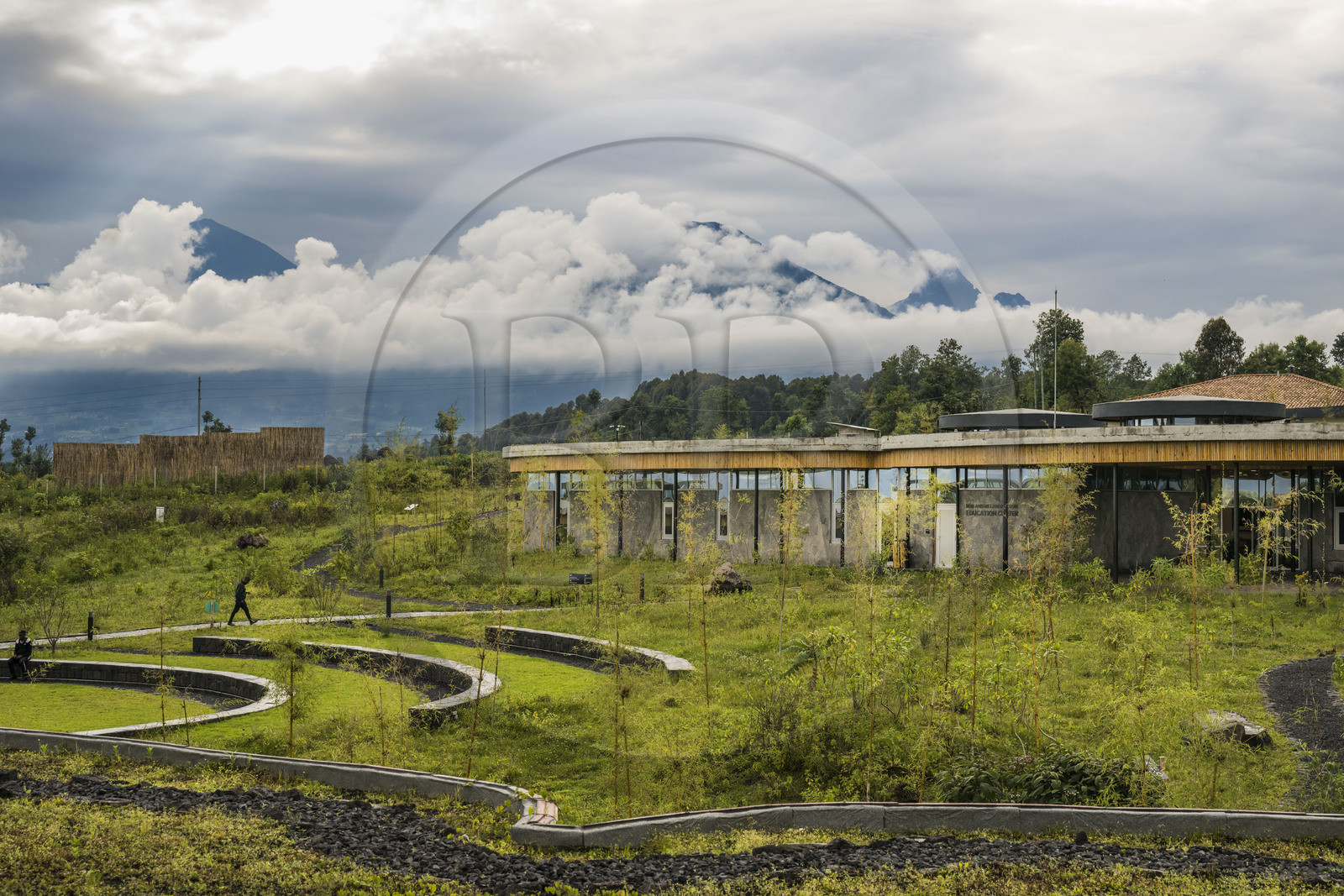 Rwanda, Province du Nord, District de Musanze (Ruhengeri), Kinigi, Campus Ellen DeGeneres du Dian Fossey Gorilla Fund par l'architecte MASS Design Group, le batiment du Rob and Melani Walton Education Center, le Mont Karisimbi à gauche et le Mont Visoke au centre puis le Mont Mikeno (situé au Congo) à droite en arrière plan