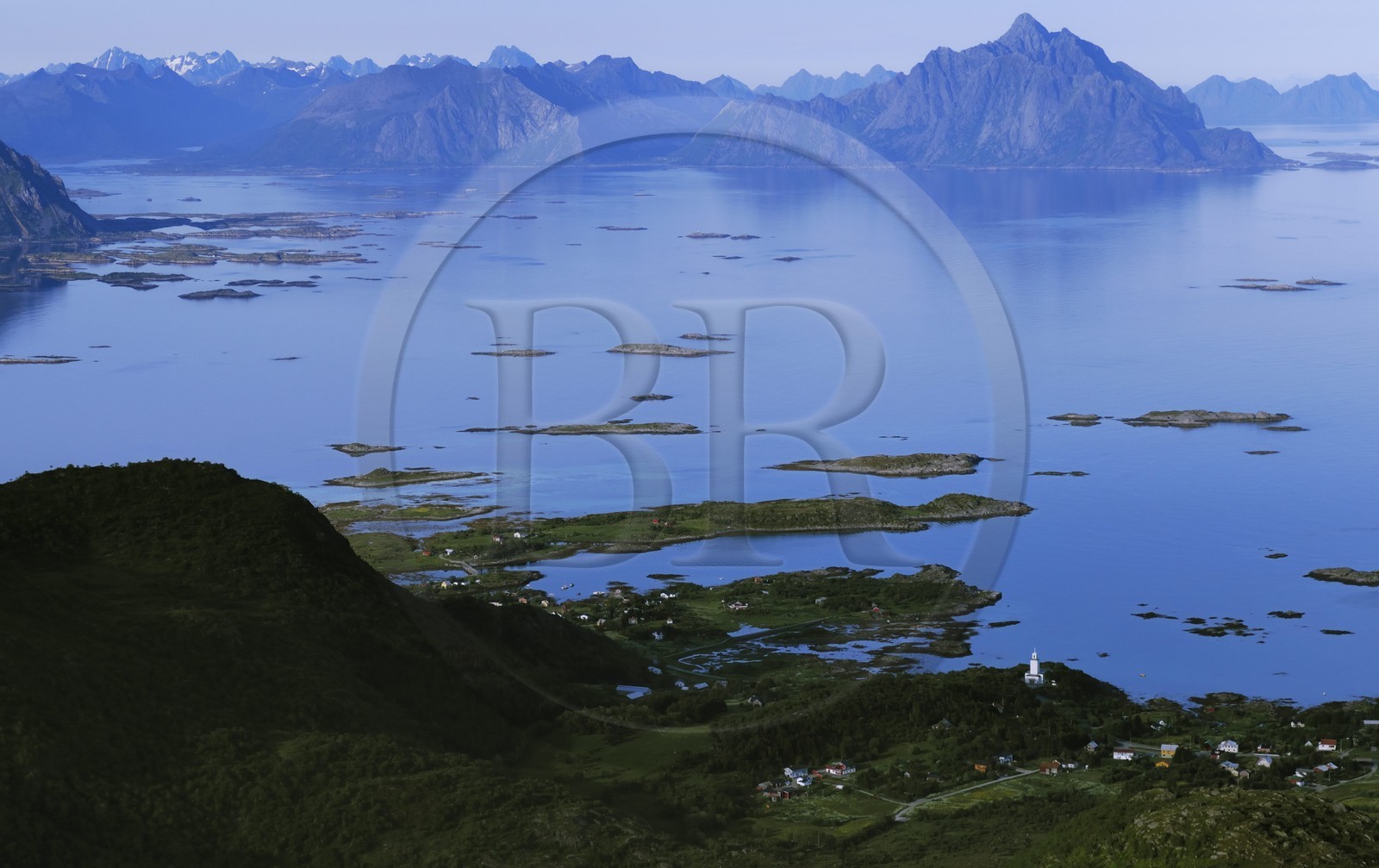 Norvège, Nordland, Iles Lofoten, Ile de Vestvagoy, port de Stamsund (vue aérienne)