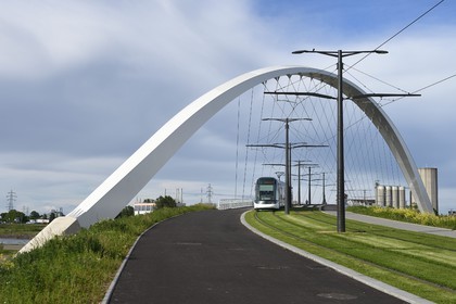 France, Bas-Rhin (67), Strasbourg, le pont piéton, vélo et du tram de la ligne D sur le bassin Vauban reliant Strasbourg à Kehl en Allemagne appelé Pont Citadelle
