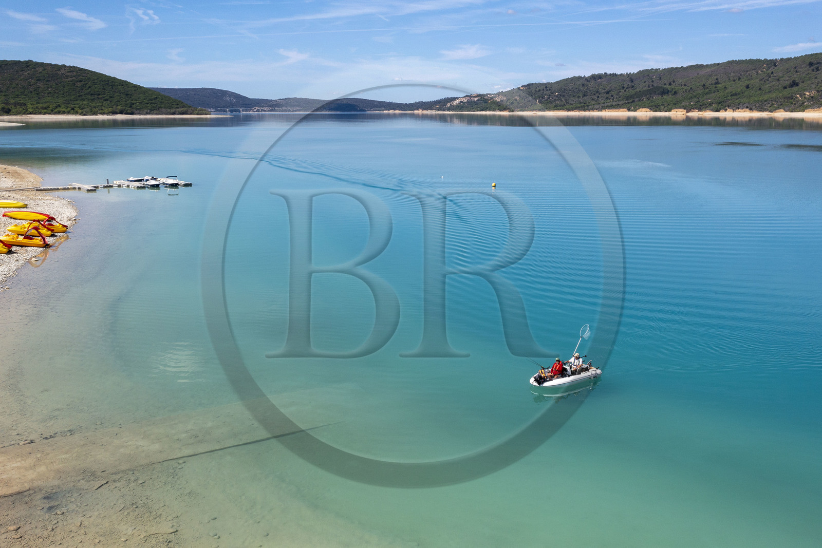 France, Var (83), Parc Naturel Régional du Verdon, Les-Salles-sur-Verdon, lac de Sainte Croix, pecheurs en barque électrique