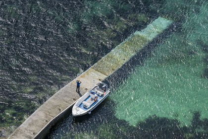 France, Finistère, Abers Country (Pays des Abers), Ile Vierge (Virgin Island) in the Lilia archipelago, the Virgin Island lighthouse pier