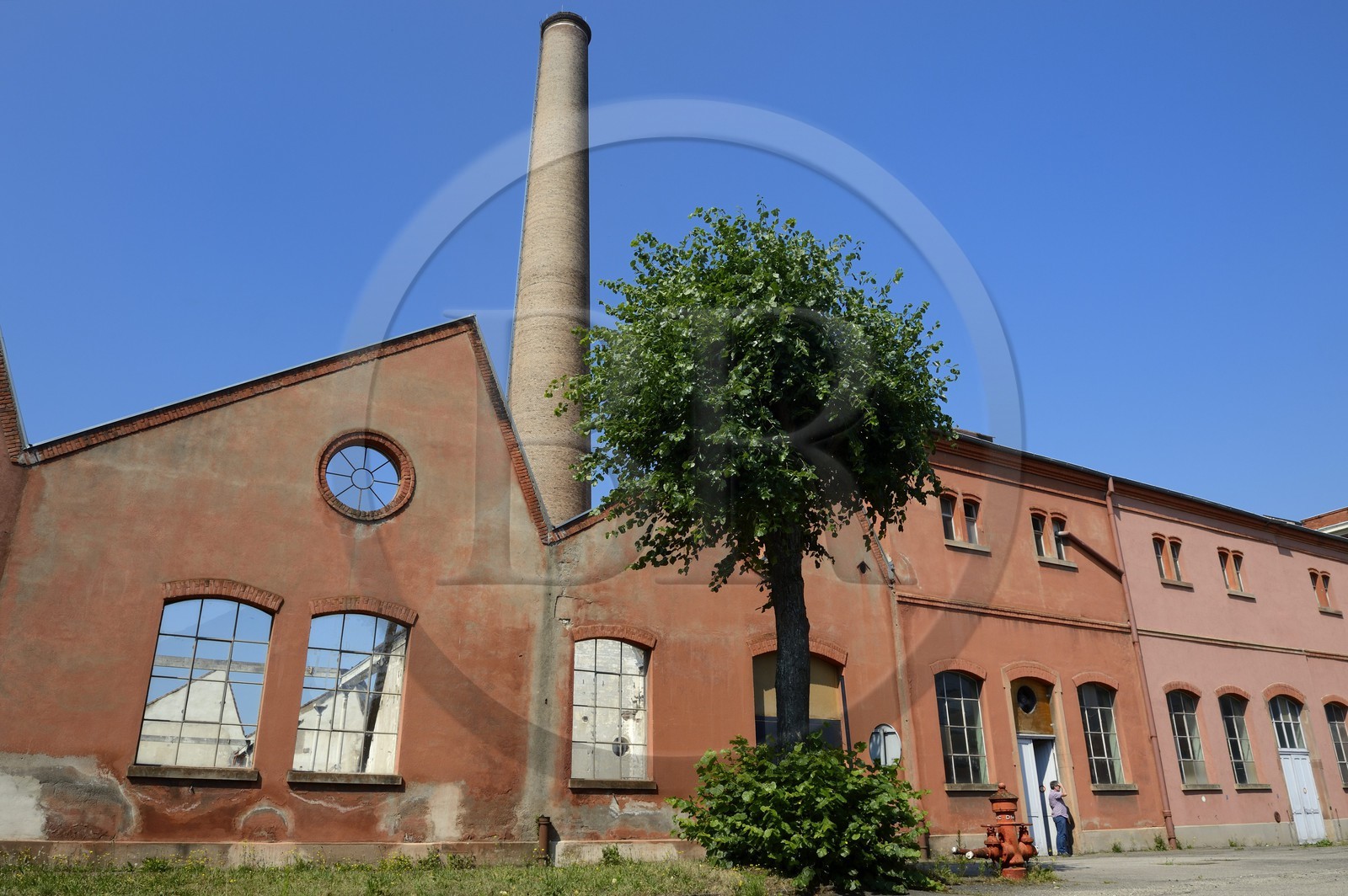 France, Haut-Rhin (68), Mulhouse, batiments partiellement abandonnés de l'entreprise textile DMC (Dollfus-Mieg et Compagnie), l'usine et une cheminée en brique