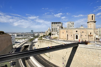 France, Bouches-du-Rhône (13), Marseille, l'église Saint Laurent reliée au MuCEM (Musée des civilisations de l'Europe et de la Méditerranée) par une passerelle