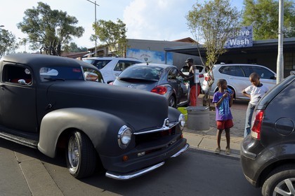 Afrique du Sud, province de Gauteng, Johannesburg, Soweto, le quartier d'Orlando dans le township, la Vilakazi street où vécu Mandela est devenue un lieu de sortie branché