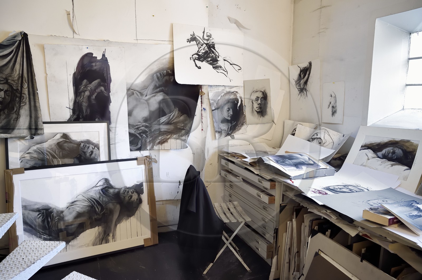 France, Ivry-sur-Seine (94), l'artiste plasticien Ernest Pignon-Ernest dans son atelier