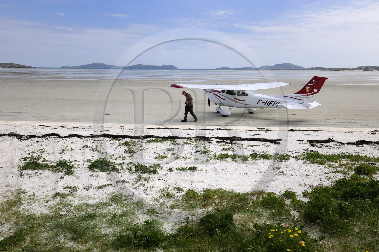 Royaume-Uni, Ecosse, Hébrides extérieures, Ile de Barra, plage à marée basse de la côte Nord qui est aussi la piste de l'aéroport de Barra