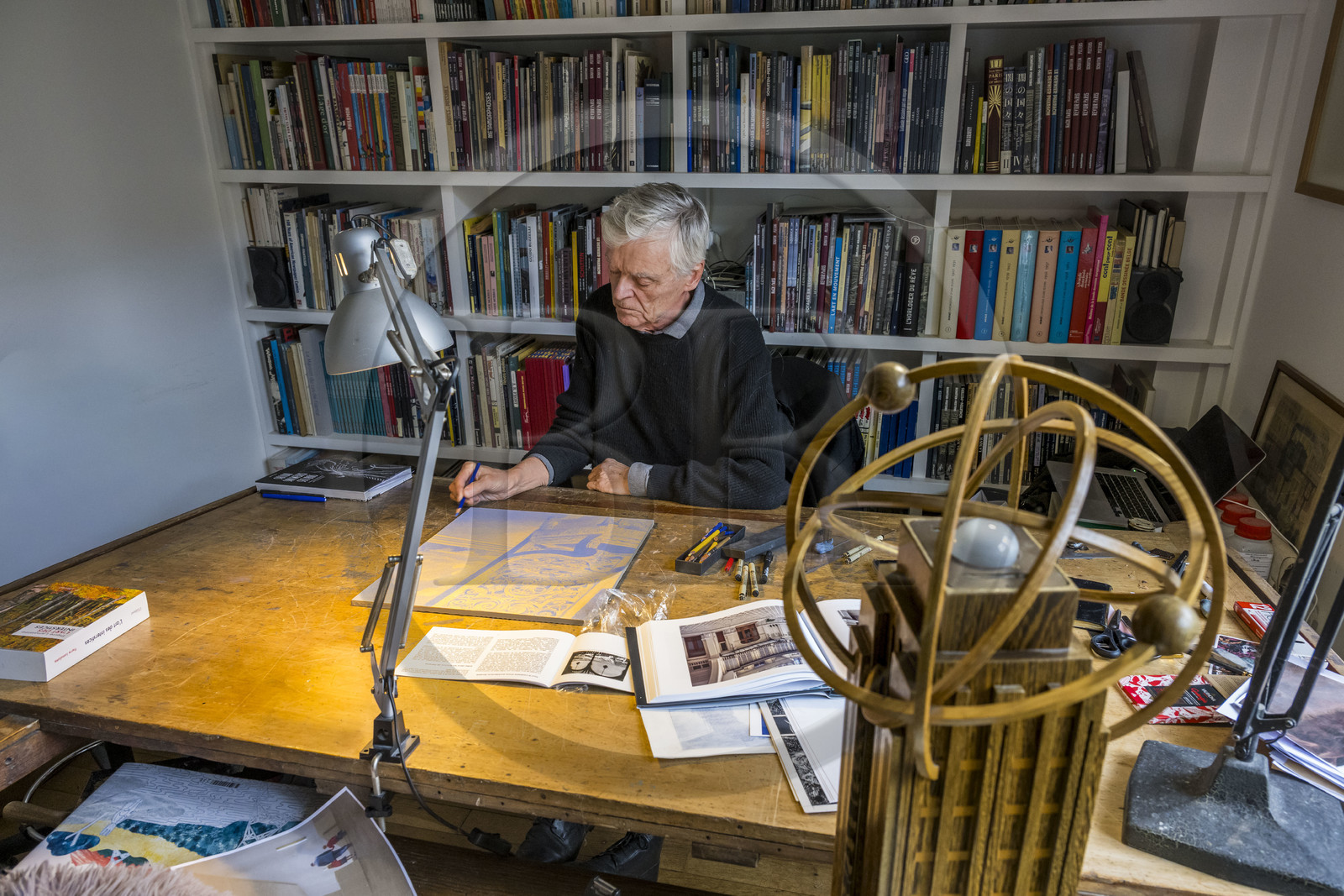 France, Paris (75), le dessinateur et auteur de bande-dessinée François Schuiten dans son atelier parisien, il fait des retouches à son dessin sur une des futures plaques de céramique qui orneront le quai de la station de métro Pont de Sèvres du futur réseau du Grand Paris Express