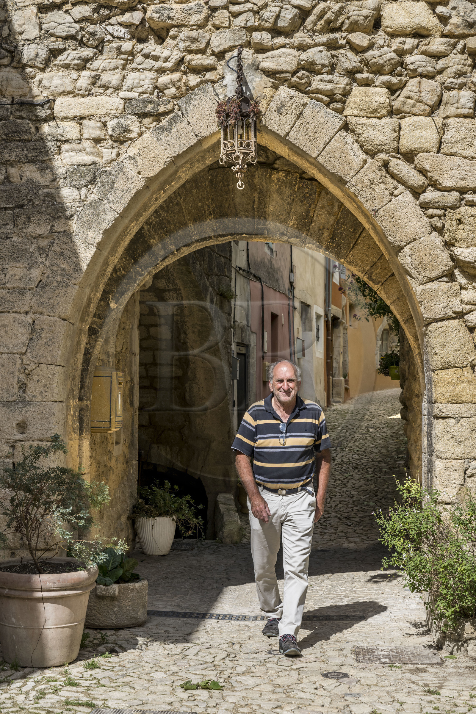 France, Drôme (26), parc naturel régional des Baronnies provençales, Montbrun-les-Bains, labellisé Les Plus Beaux Villages de France, ancienne porte des remparts à l'entrée du village médiéval place du Beffroi, Gérard Chappon, maire adjoint de la commune et historien amateur