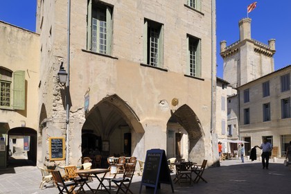 France, Gard (30), Uzès, classée ville d'art et d'histoire, la Tour Bermonde du château Ducal dit le Duché d'Uzès depuis la place Dampmartin