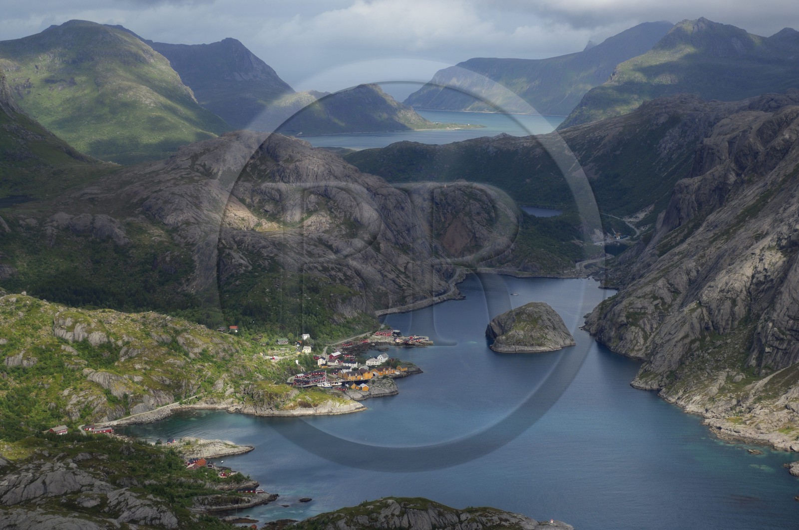 Norvège, Nordland, Iles Lofoten, Ile de Flakstad, village et port de Nussfjord (vue aérienne)