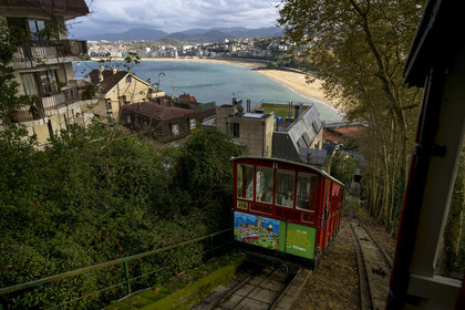 Espagne, province du Guipuscoa (Gipuzkoa), Saint-Sébastien (Donostia), funiculaire du Mont Igueldo et la plage d'Ondarreta  en arrière plan