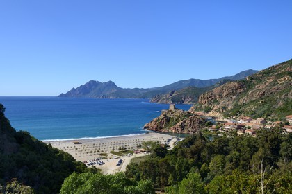 France, Corse-du-Sud (2A), Golfe de Porto, classé Patrimoine Mondial de l'UNESCO, la tour génoise au-dessus de la passe du port de la marine de Porto et sa plage