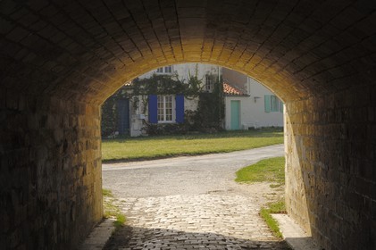France, Charente-Maritime (17), Ile d'Aix, le bourg, passage sous les remparts