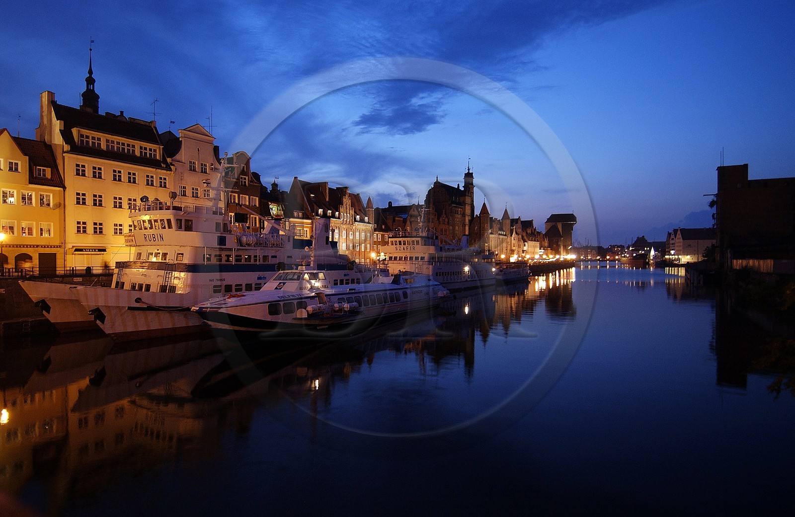 Pologne, Poméranie Orientale, Gdansk, le vieux port de la vieille ville à la nuit tombante