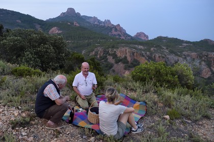 France, Var, Agay area next to Saint-Raphael, Massif de l'Esterel (Esterel Massif), family Picnic with Frederic d’Agay
